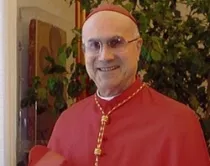 Cardenal Tarcisio Bertone autorizó la cesión del atril