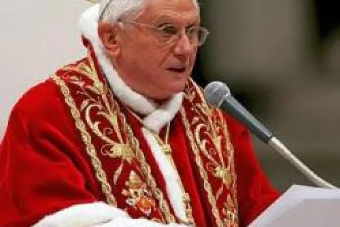 Analizan razones que permiten al Papa resistir ataques dentro y fuera de la Iglesia