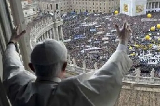 Multitud en San Pedro agradece "sí" de Benedicto XVI a la Iglesia y la humanidad