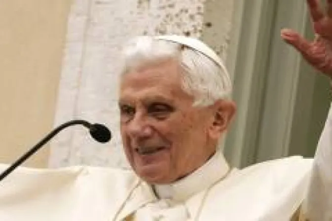 Benedicto XVI: En medio de desorden del mundo cristianos deben testimoniar a Dios