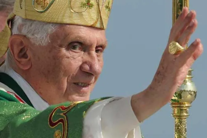 El Papa entregó anillo del Pescador mientras continúan preparativos del Cónclave