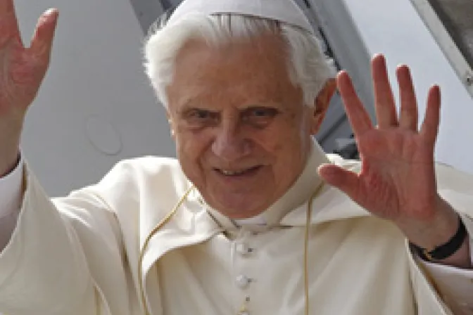 Benedicto XVI: Esperar gozosos en Navidad al Niño Jesús que sorprende e ilumina al mundo