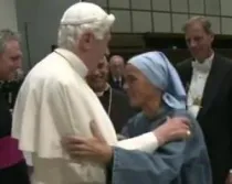 El Papa Benedicto XVI abraza a la hermana Verónica Berzosa