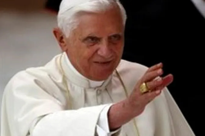 Benedicto XVI reza en los Abruzos por afectados por terremoto en Italia