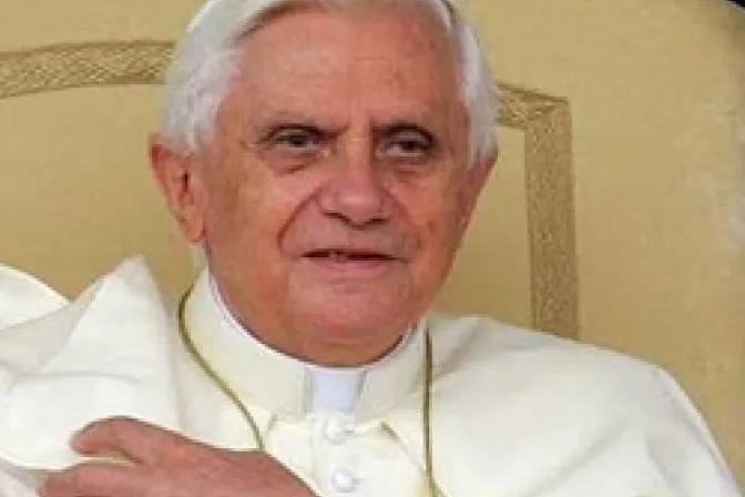 Promover a la familia y la educación para combatir la pobreza, exhorta Benedicto XVI