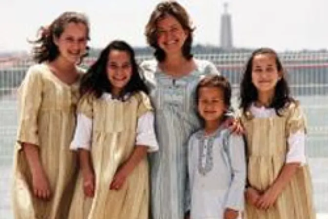 Tras cantar para Juan Pablo II, familia canta para Benedicto XVI en encuentro