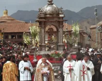 La procesión eucarística de Corpus Christi en Cusco con Mons. Juan Antonio Ugarte