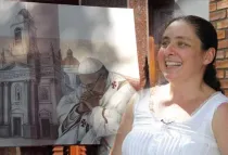 Mercedes Fariña y su cuadro del Papa Francisco