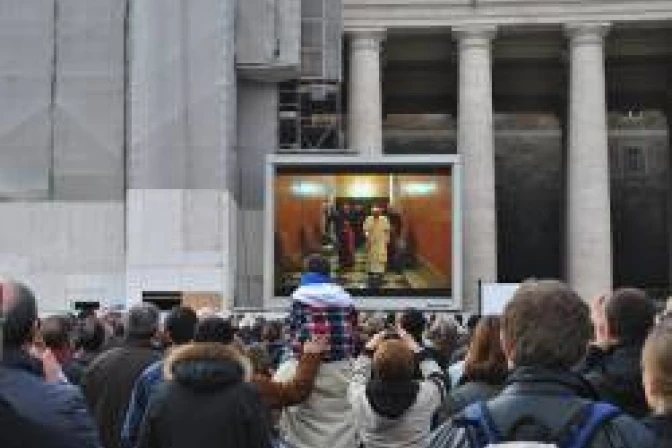 Fieles de todo el mundo se despidieron del Papa Benedicto XVI desde San Pedro