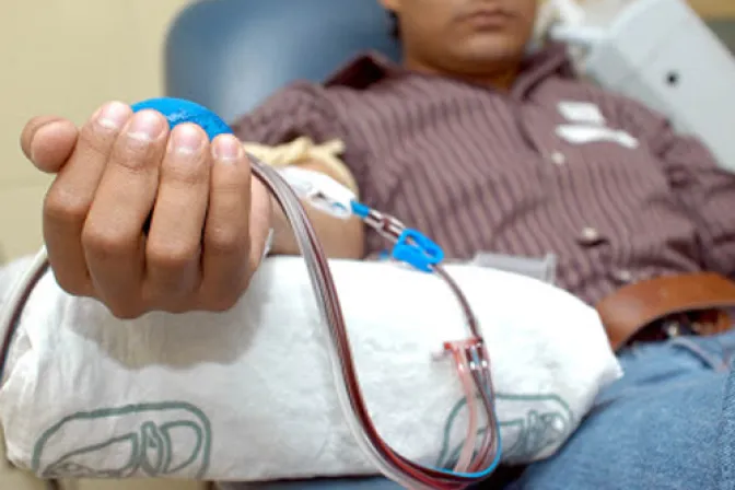 Es prudente que homosexuales no sean donantes de sangre, asegura experto