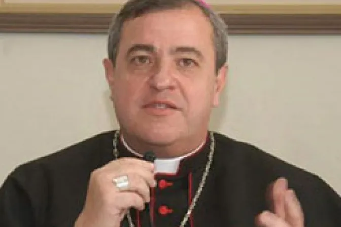Nadie puede hacer y dar lo que un sacerdote, afirma Arzobispo peruano