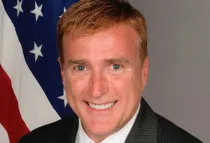 James Brewster, Embajador homosexual de EEUU en Rep. Dominicana. Está "casado" con otro hombre