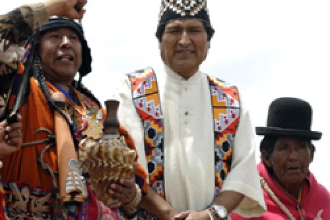 Evo Morales viola su propia Constitución con rito de "bendición ancestral"