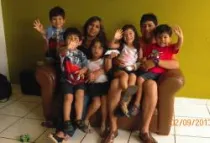 Rubén y Patricia Reyes junto a sus hijos