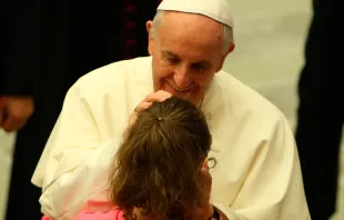 El Papa Francisco bendice a un niña. Foto Daniel Ibáñez / ACI Prensa 