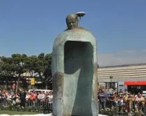 La polémica imagen de Juan Pablo II del escultor italiano Oliviero Rainaldi