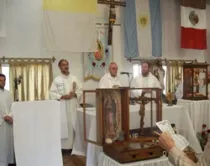 Cardenal Bergoglio en la Misa de la parroquia San Juan Diego (foto AICA)
