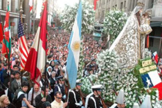 Multitud acompaña a la Virgen del Carmen en oración por Chile