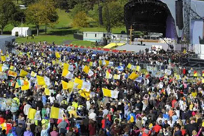 Unas 125 mil personas se concentran en las calles de Glasgow para recibir al Papa Benedicto