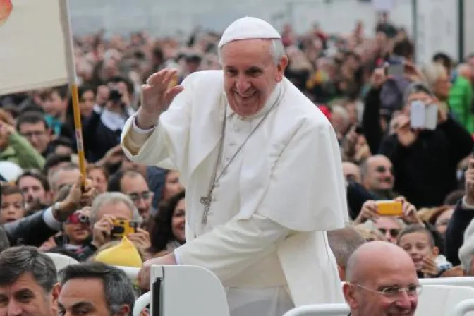 El Papa pide a la Curia Vaticana servir a la Iglesia con santidad y sin chismes