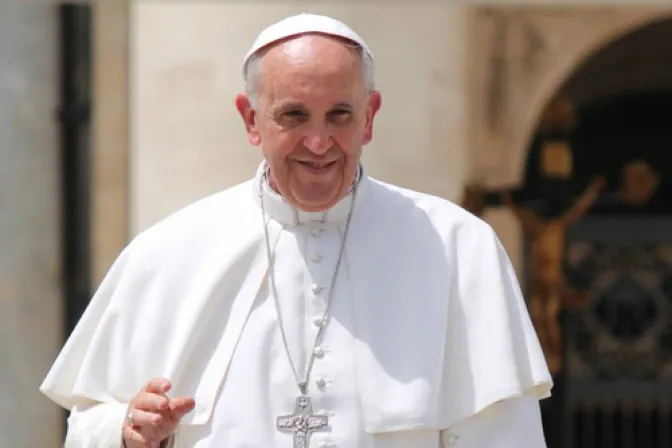 La Madre del Redentor nos precede y continuamente nos confirma en la fe, dice el Papa