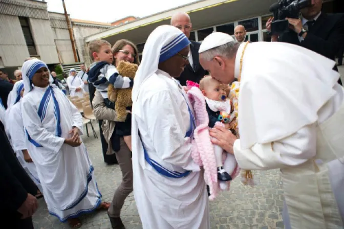 Amar a Dios y al prójimo es ver en cada uno el rostro de Jesús y servirlo, dice el Papa