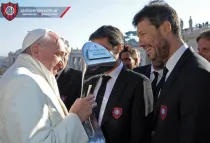 Papa Francisco recibe la Copa del Campeonato Argentino: Foto: Twitter / @sanlorenzo
