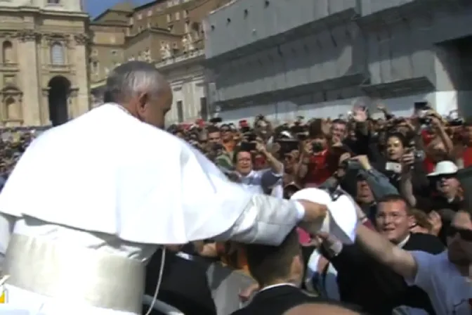 Papa Francisco intercambia su solideo con peregrinos en Plaza de San Pedro