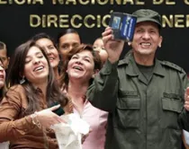 El general Mendieta con su familia (foto Caracol Radio)