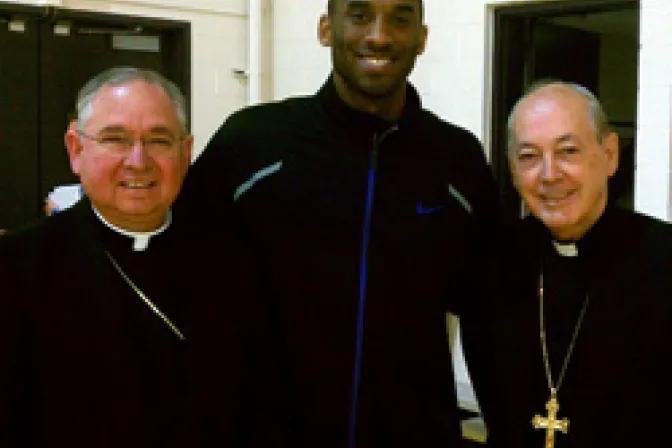 Lakers conversan de básquetbol con Cardenal Cipriani y Arzobispo Gómez