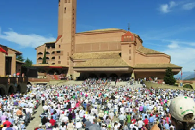 Poner al centro del hogar a Cristo, pide Benedicto XVI a familias de España