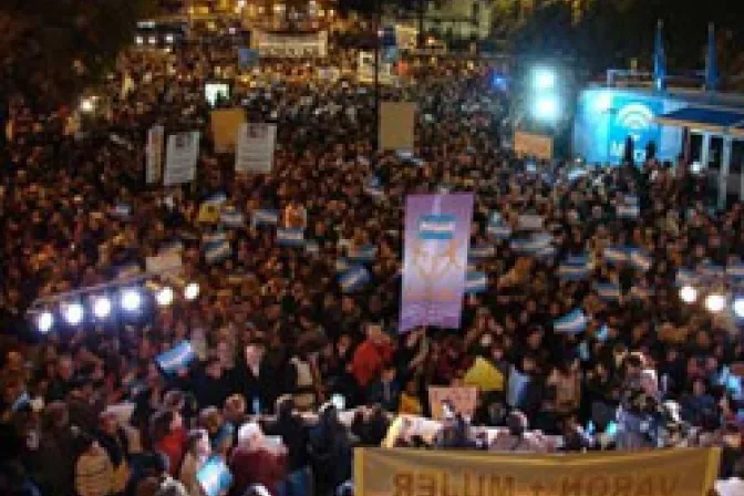 Miles de argentinos exigen respeto a verdadero matrimonio frente a Congreso