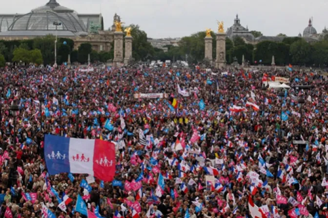 Ante "matrimonio" gay en Francia Obispos piden oración y lucha por la familia