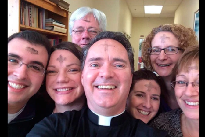 [FOTOS] Miércoles de Ceniza en Twitter: #Ashtag y “selfies” inundan la red social