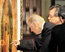 Biden observa la imagen de la Virgen de Guadalupe (foto Héctor Téllez)