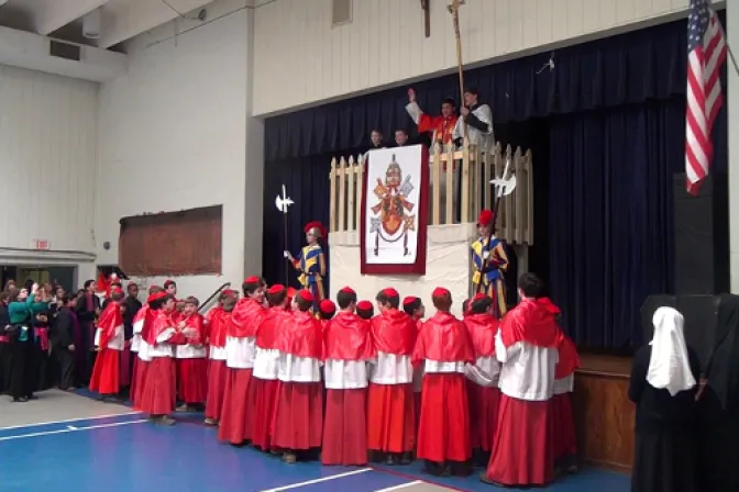 Eligen a "mini Cardenal Turkson" como papa en cónclave infantil