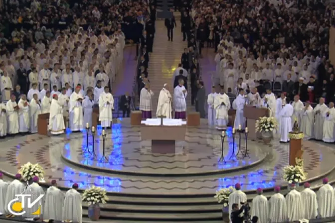 VIDEO: Papa Francisco en Aparecida pone “a los pies de María” la vida de América Latina