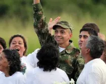 Sargento Pablo Emilio Moncayo, al centro