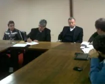 El P. Novoa, Mons. Juan Vicente Córdoba y un grupo de jóvenes pro-vida en una reunión en la sede de la CEC