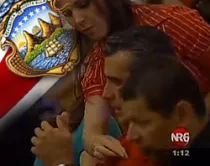 Deborah Formal coloca un trozo de la Hostia consagrada en el bolsillo de la camisa de Otto Guevara (foto Noticia Repretel)