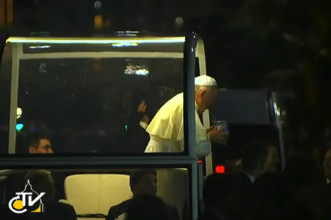 Francisco tomó mate ofrecido por peregrino camino a Copacana