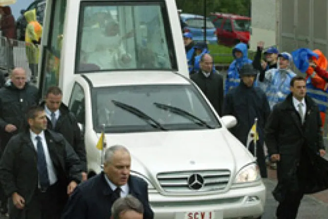 Llegó este viernes a Barcelona papamóvil de Benedicto XVI