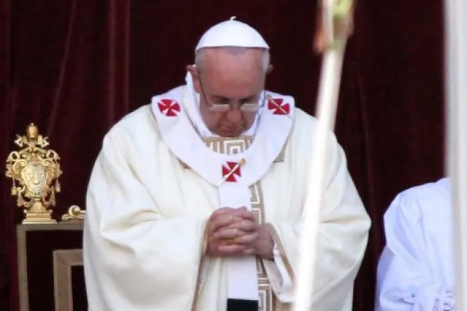 El Papa Francisco reza ante la tumba de sus antecesores por la Conmemoración de los Fieles Difuntos