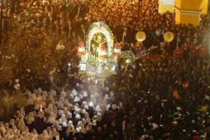 Señor de los Milagros cuida a matrimonios y familias, clama Cardenal