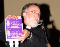 Mons. Jaime Soto en la inauguración de la radio (foto Víctor Prado)