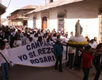 Los fieles de Ayaviri rezando el Rosario