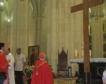 Cardenal Rouco reza ante la Cruz de la JMJ (foto Europa Press)