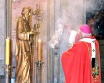 Mons. Ezzati inciensa imagen del Apóstol Santiago en la Catedral de Santiago de Chile (foto iglesia.cl)