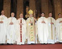 Cardenal Lluís Martínez Sistach y los nuevos sacerdotes (foto Arzobispado de Barcelona)