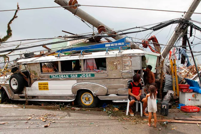 Bebé "milagro" es esperanza para sobrevivientes de Tifón en Filipinas